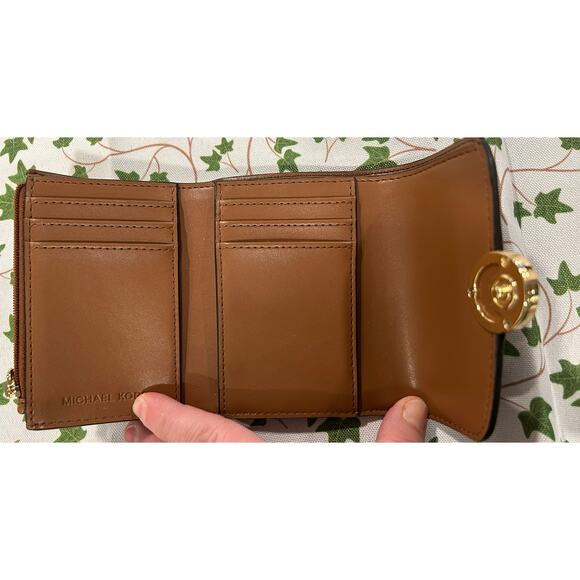 NWOT- Michael Kors Leida Medium Signature Logo Wallet - Picture 7 of 7